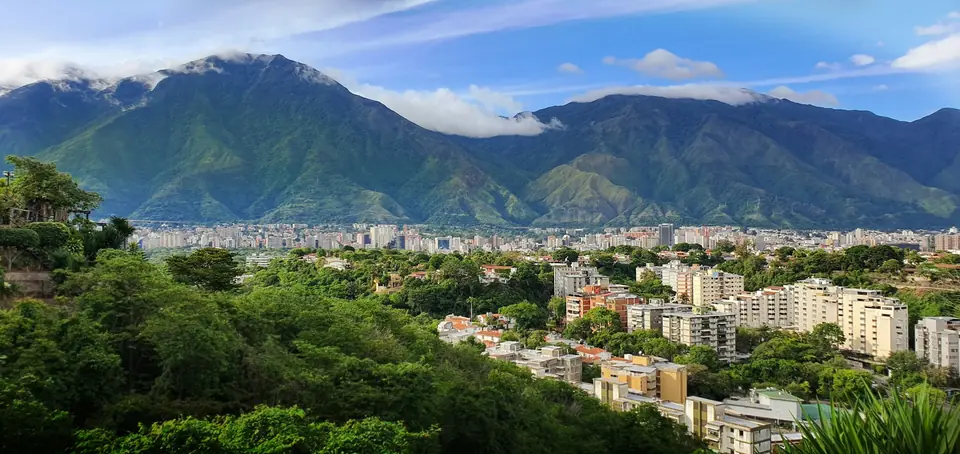 Caracas a los pies del cerro El Ávila