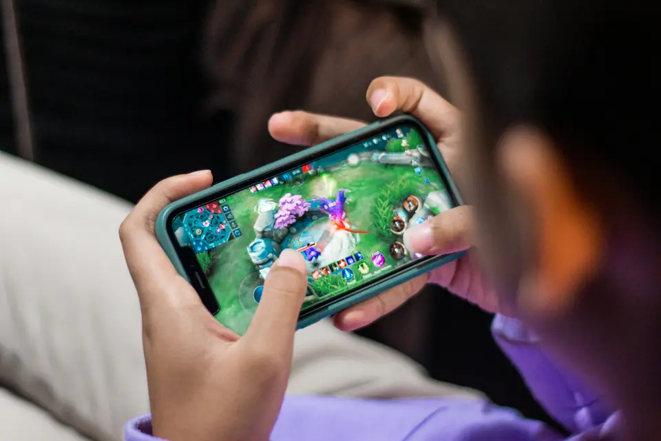Persona jugando un videojuego en el celular