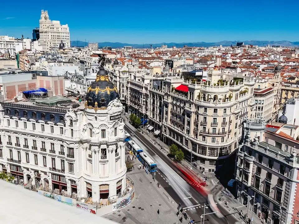 Edificio Metrópolis y la Gran Vía de Madrid vistos desde lo alto
