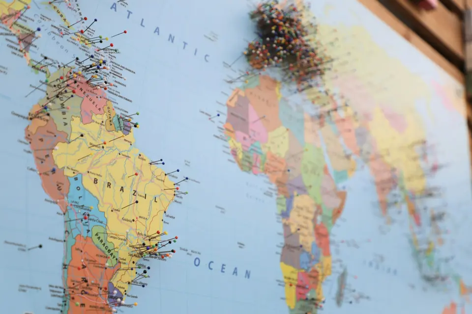 Mapa de Latinoamérica con alfileres marcando ciudades