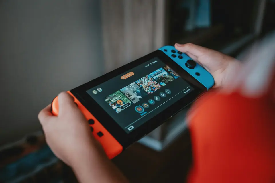 Persona sosteniendo una Nintendo Switch en modo portátil