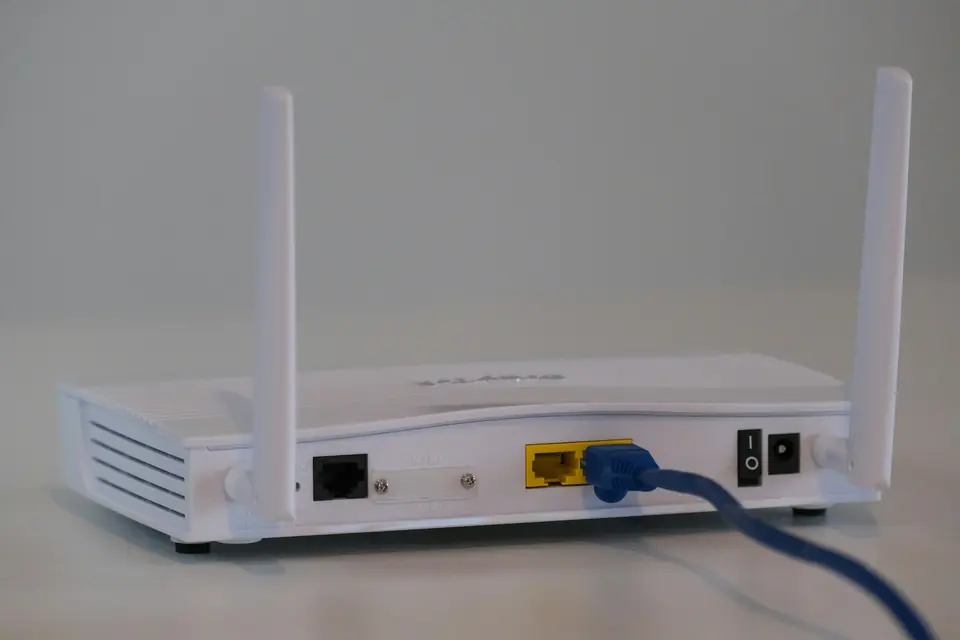 Router con cable de red conectado